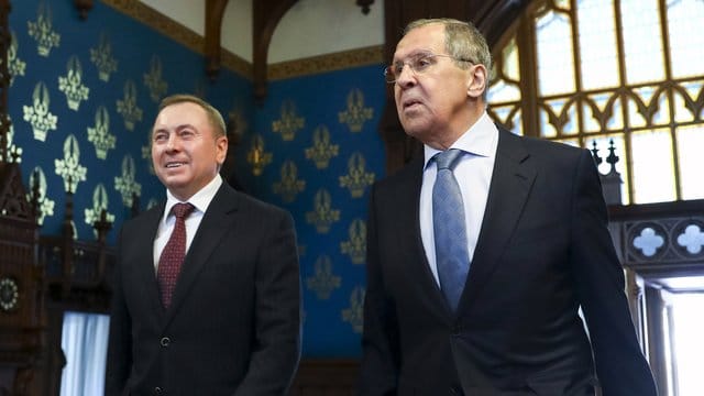 Der russische Außenminister Sergej Lawrow (r) empfängt seinen belarussischen Amtskollegen Wladimir Makei in Moskau. Der russische Außenminister Sergej Lawrow (r) empfängt seinen belarussischen Amtskollegen Wladimir Makei in Moskau.