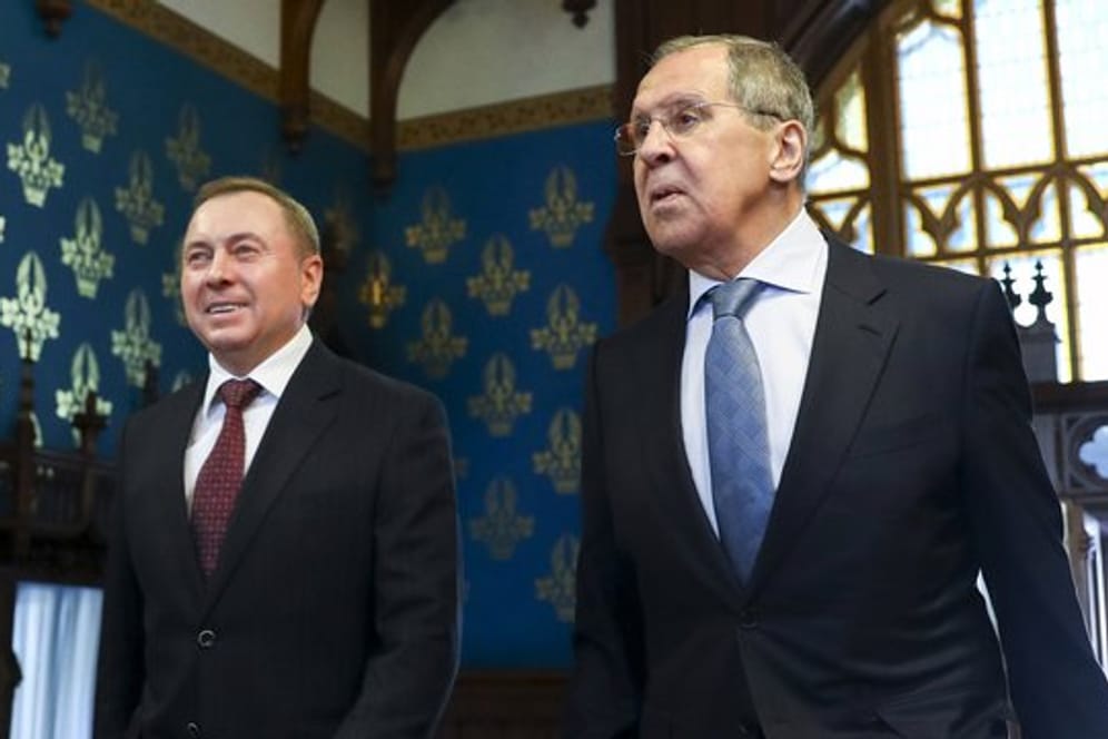 Der russische Außenminister Sergej Lawrow (r) empfängt seinen belarussischen Amtskollegen Wladimir Makei in Moskau.