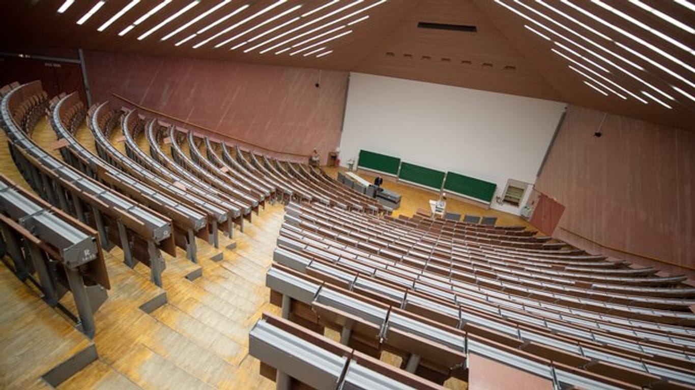 Die Universität Rostock und die Hochschule Neubrandenburg erhöhen die Zahl ihrer Studienplätze für künftige Berufsschullehrer.