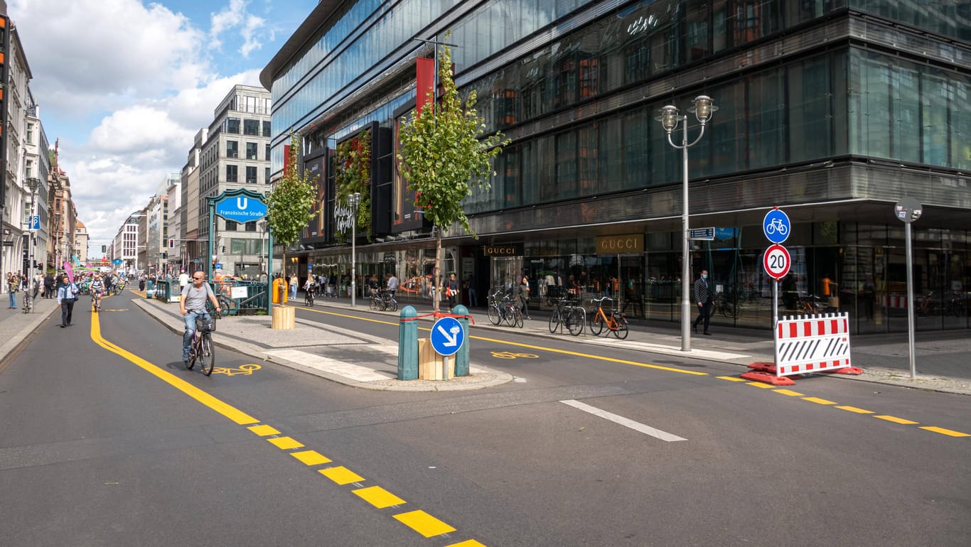 Autofreie Straßen:Die Einkaufsmeile Friedrichstraße ist in einem Modellversuch abschnittsweise für den Autoverkehr gesperrt worden.