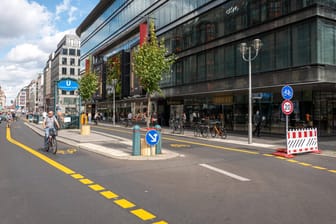 Autofreie Straßen:Die Einkaufsmeile Friedrichstraße ist in einem Modellversuch abschnittsweise für den Autoverkehr gesperrt worden.