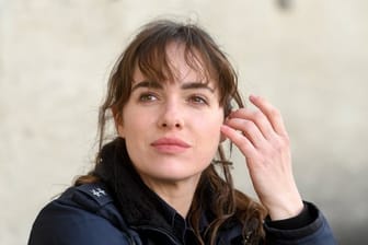 Verena Altenberger als Elisabeth "Bessie" Eyckhoff bei Dreharbeiten zur TV-Produktion "Polizeiruf 110".