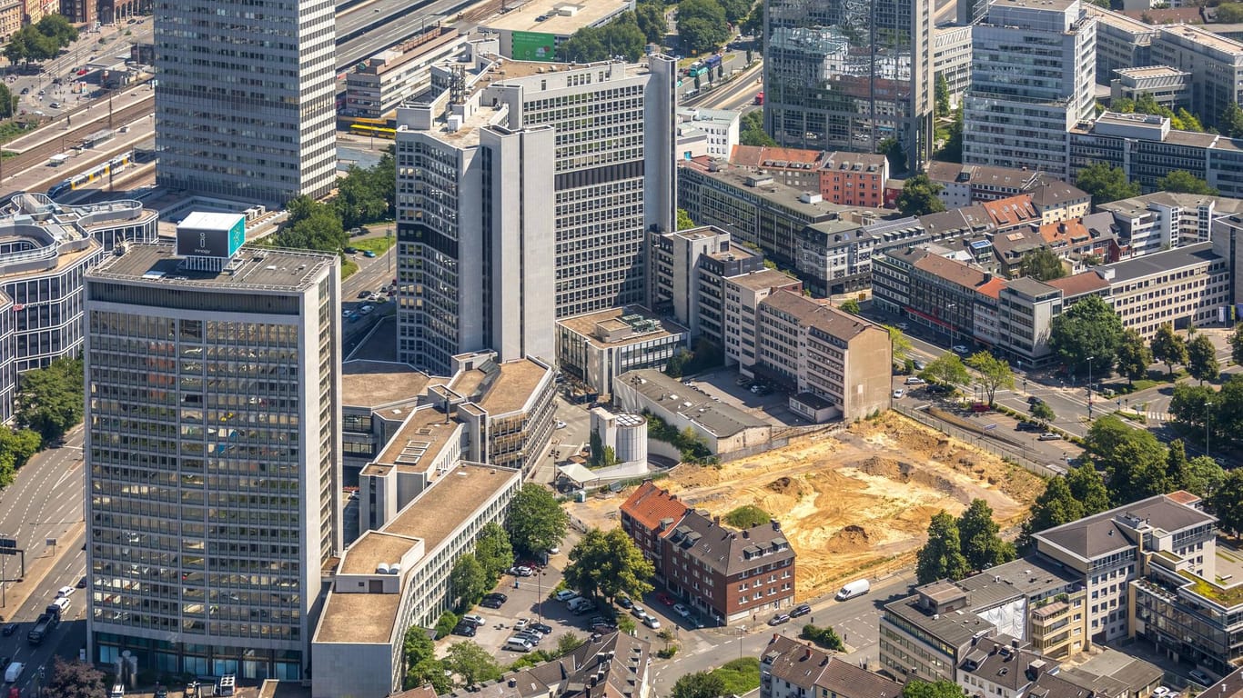 Der Gebäudekomplex an der Huyssenallee in Essen von oben (Archivbild): Die ehemaligen Büros der Firma RWE werden jetzt abgerissen.