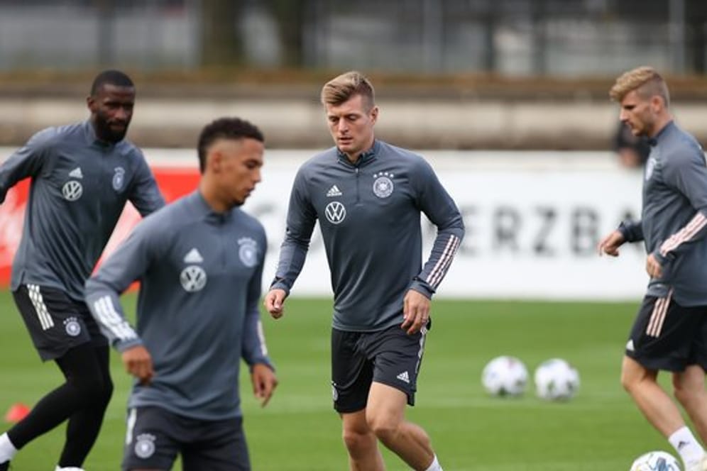 Toni Kroos (M) bei Training der Nationalmannschaft in Stuttgart.