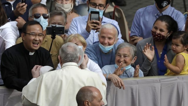 Papst Franziskus trifft zu seiner ersten Generalaudienz mit Gläubigen seit Ausbruch der Corona-Pandemie ein. Papst Franziskus trifft zu seiner ersten Generalaudienz mit Gläubigen seit Ausbruch der Corona-Pandemie ein.