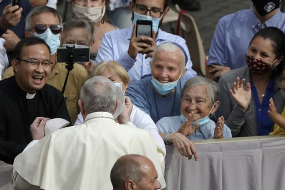 Papst Franziskus trifft zu seiner ersten Generalaudienz mit Gläubigen seit Ausbruch der Corona-Pandemie ein.