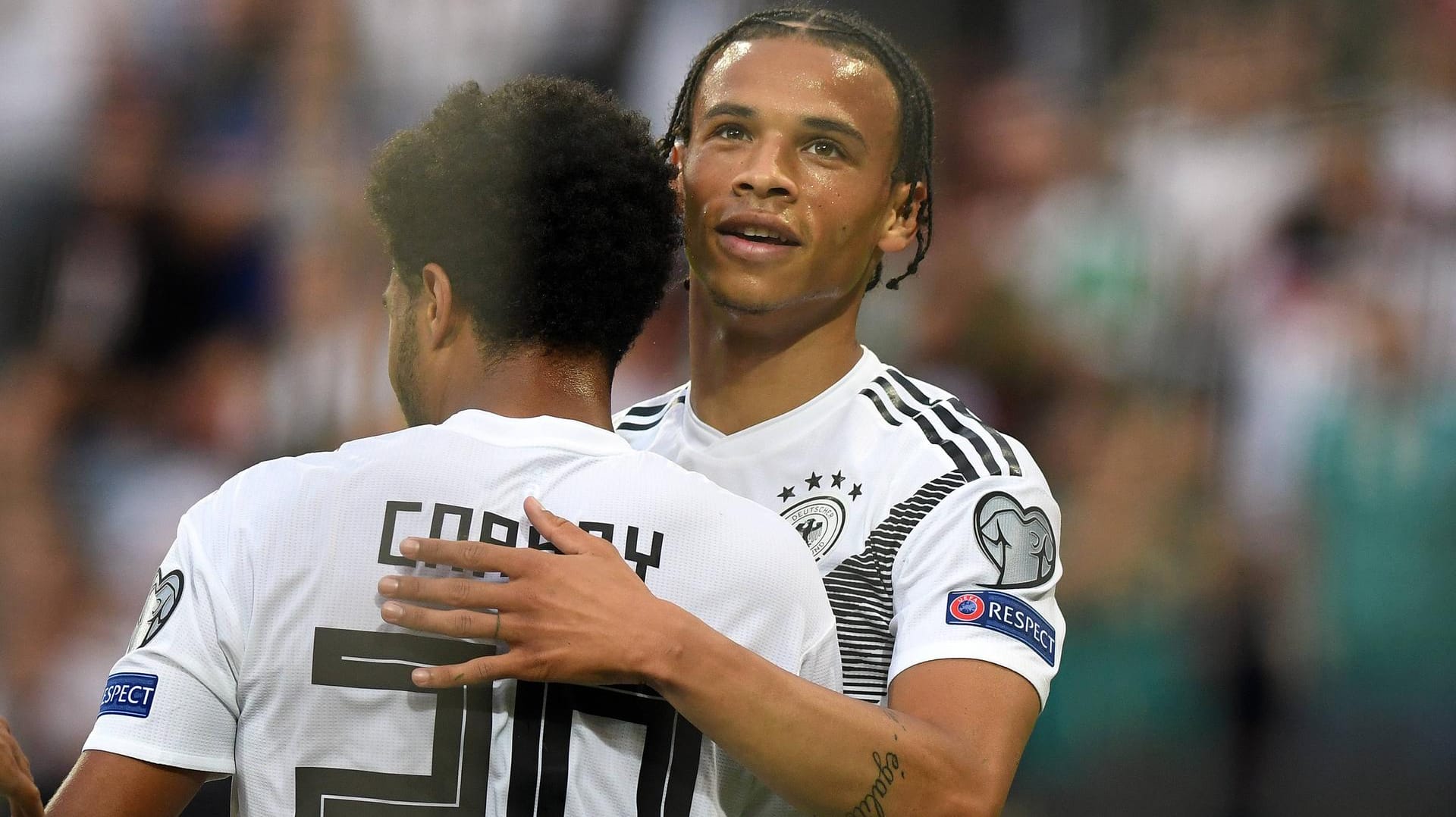 Serge Gnabry und Leroy Sané: Die Offensivspieler kennen sich aus der Nationalmannschaft, sind nun auch bei den Bayern vereint.