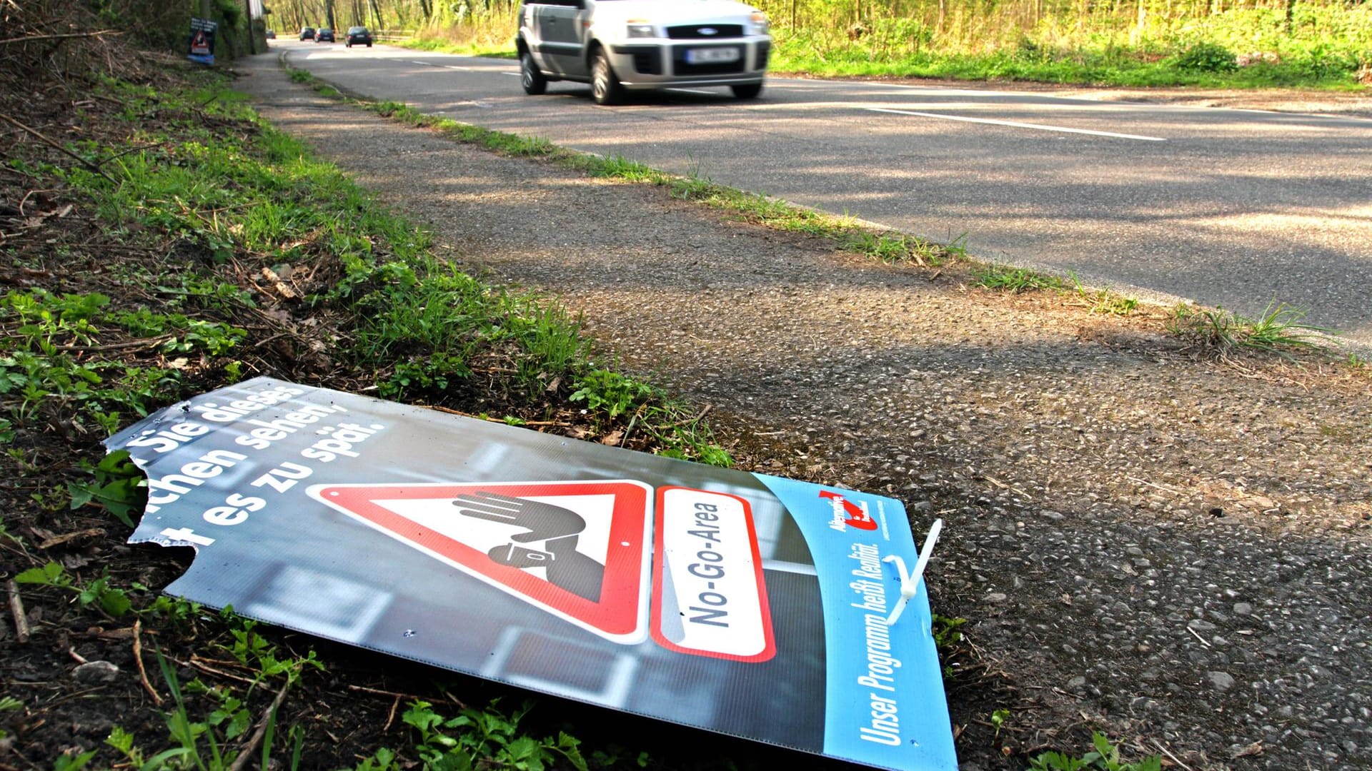 Ein zerstörtes Wahlplakat der AfD für die NRW-Landtagswahl 2017 (Symbolbild): Nach einer Messerattacke auf ein AfD-Wahlplakat ermittelt in Düsseldorf der Staatsschutz.