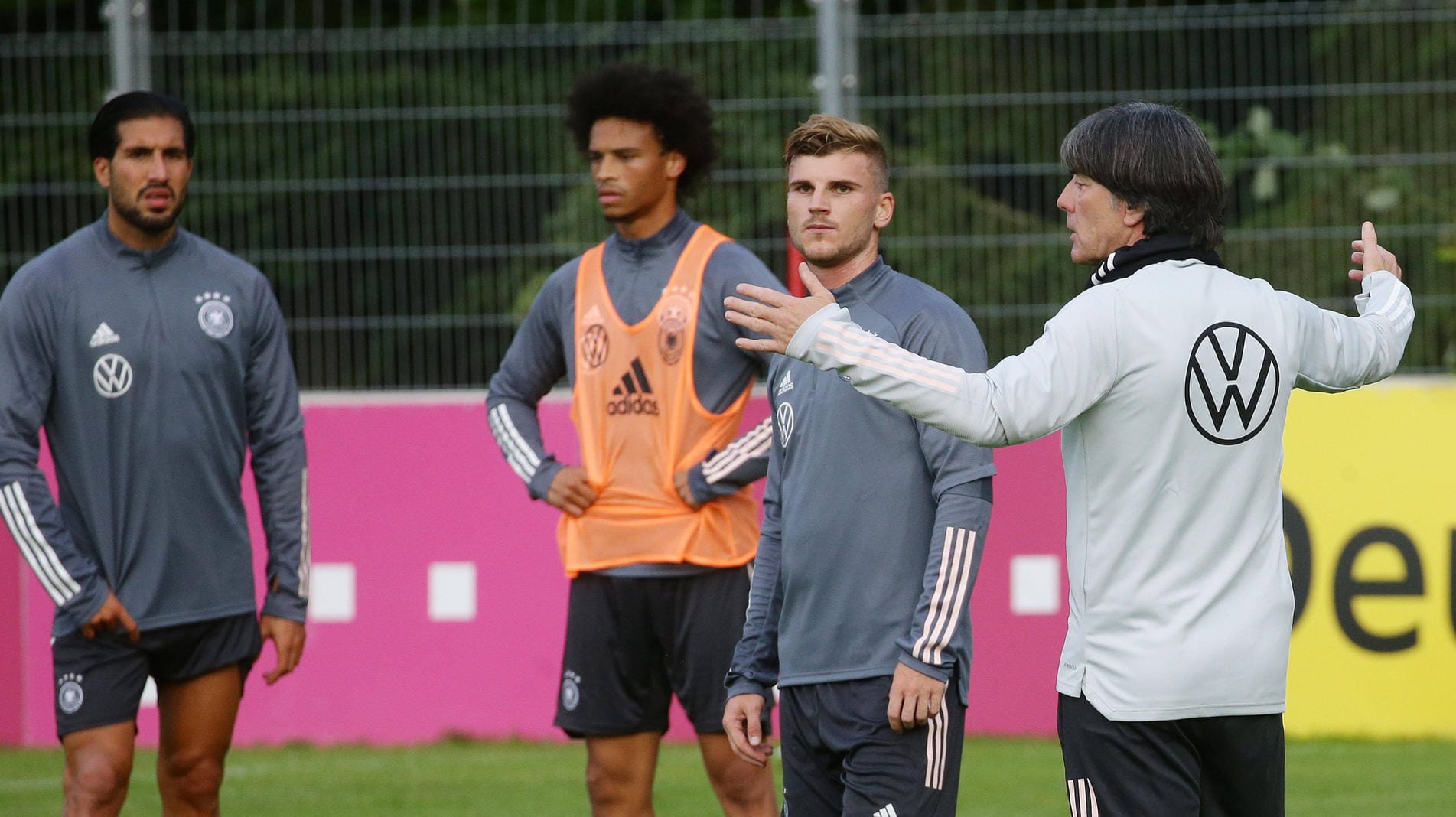 Das DFB-Team in Stuttgart: Neben Emre Can, Leroy Sané und Timo Werner gibt Joachim Löw Anweisungen.