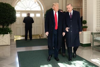 Der türkische Präsident Erdogan zu Besucht bei US-Präsident Trump in Washington: Zum Ärger der Türkei heben die USA ein Waffenembargo gegen Zypern auf.