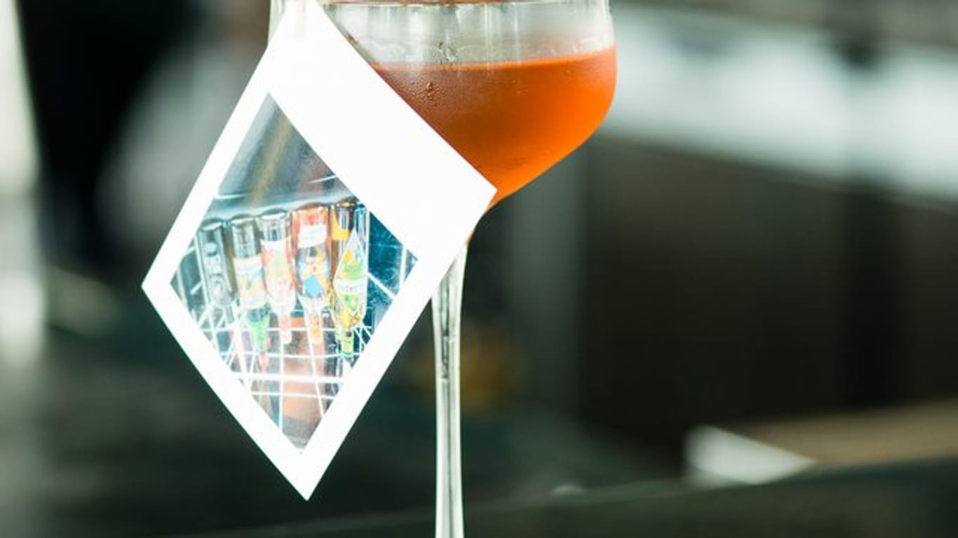 Der Cocktail "Zusammenkunft", den Paul Pelzer bei der Cocktail-Competition "Made in GSA" vorstellte, kombiniert die Klassiker Negroni und Manhattan und besteht aus Whiskey, Gin, Riesling-Wermut, einem Kirschbitter und einem Schweizer Kräuterbitter.