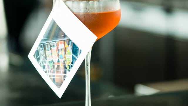 Der Cocktail "Zusammenkunft", den Paul Pelzer bei der Cocktail-Competition "Made in GSA" vorstellte, kombiniert die Klassiker Negroni und Manhattan und besteht aus Whiskey, Gin, Riesling-Wermut, einem Kirschbitter und einem Schweizer Kräuterbitter.