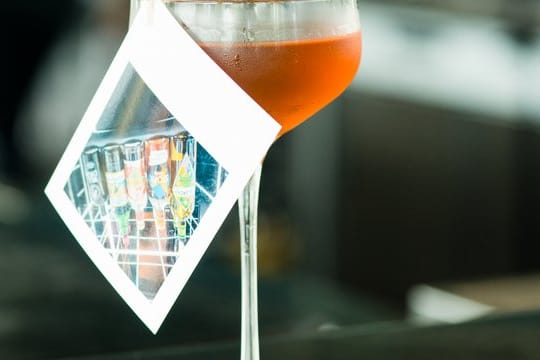 Der Cocktail "Zusammenkunft", den Paul Pelzer bei der Cocktail-Competition "Made in GSA" vorstellte, kombiniert die Klassiker Negroni und Manhattan und besteht aus Whiskey, Gin, Riesling-Wermut, einem Kirschbitter und einem Schweizer Kräuterbitter.