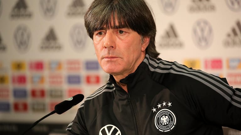Joachim Löw: Der Bundestrainer stellt sich vor dem Spiel gegen Spanien den Fragen der Journalisten.