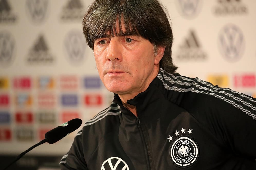 Joachim Löw: Der Bundestrainer stellt sich vor dem Spiel gegen Spanien den Fragen der Journalisten.