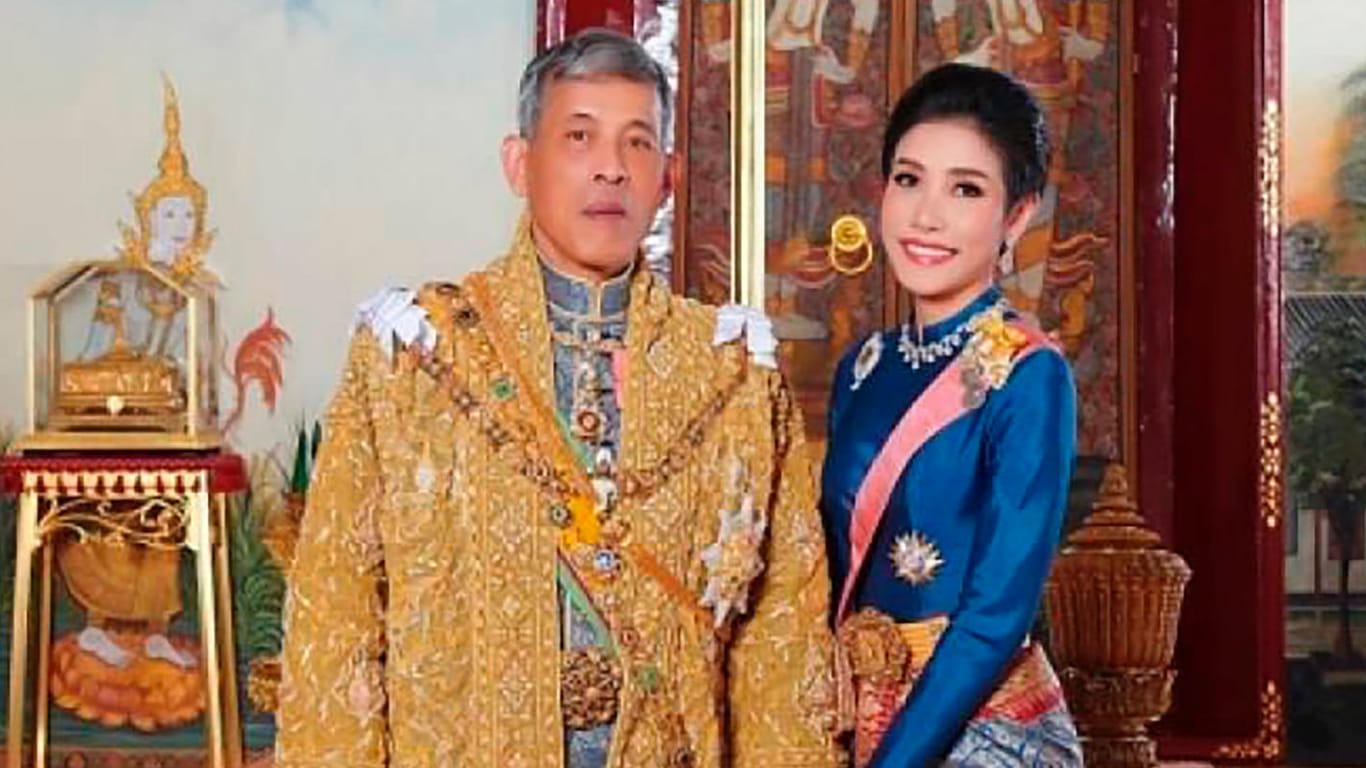 Thailands König Maha Vajiralongkorn mit seiner Gebliebten Sineenat "Koi" Wongvajirapakdi.