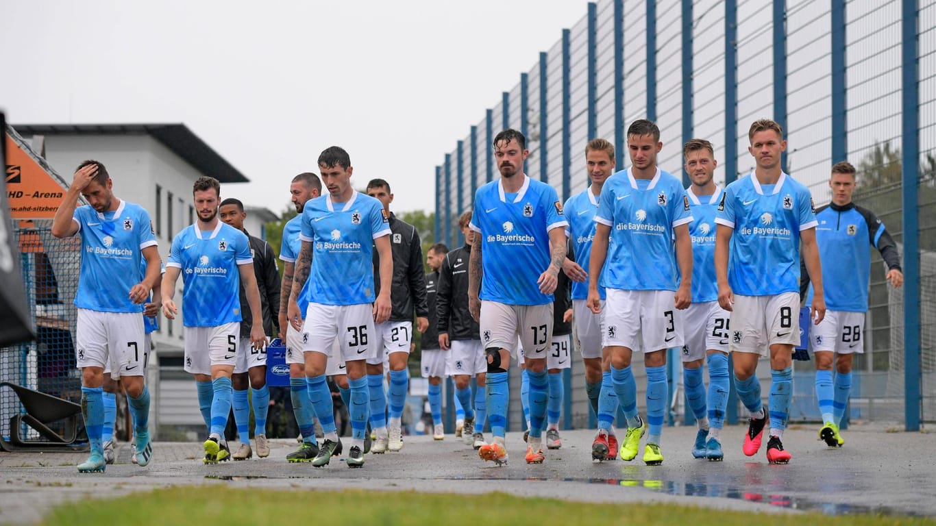 Das Team des TSV 1860 München beim Testspiel gegen Regensburg: 1860 steht im DFB-Pokal.