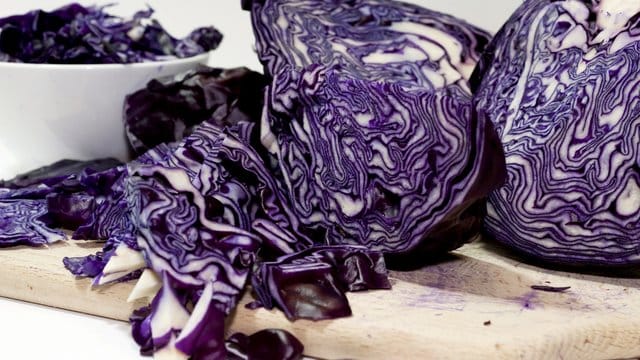 Rotkohl: Der Kohl ist heute kein typisches Wintergemüse mehr und kann das ganze Jahr über auf den Tisch kommen.