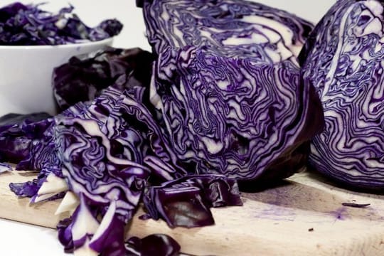 Rotkohl: Der Kohl ist heute kein typisches Wintergemüse mehr und kann das ganze Jahr über auf den Tisch kommen.