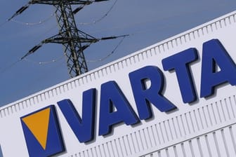 Das Firmenlogo und der Schriftzug "Varta" stehen am Firmengebäude des Batterieherstellers.