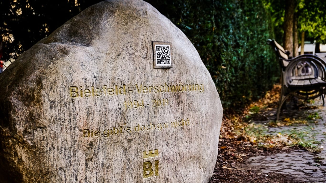 Ein Stein steht in einem Bielefelder Park: Zum Ende der Kampagne wurde in der Altstadt ein Gedenkstein aufgestellt, der an das Ende der "Bielefeld-Verschwörung" erinnern soll.