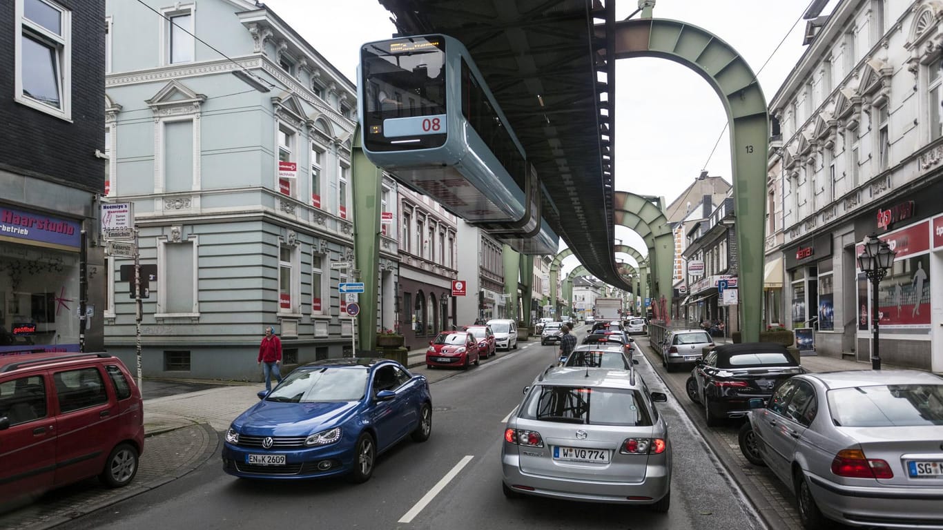 Verkehr unter der Schwebebahn in Wuppertal: Um zu analysieren, wie die Wuppertaler in der Stadt unterwegs sind, wird eine Studie durchgeführt.