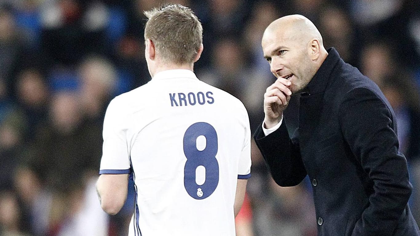 Toni Kroos (l.) im Gespräch mit Zinedine Zidane: Die Wertschätzung des Franzosen für den DFB-Spieler ist groß.