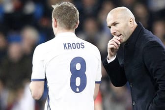 Toni Kroos (l.) im Gespräch mit Zinedine Zidane: Die Wertschätzung des Franzosen für den DFB-Spieler ist groß.