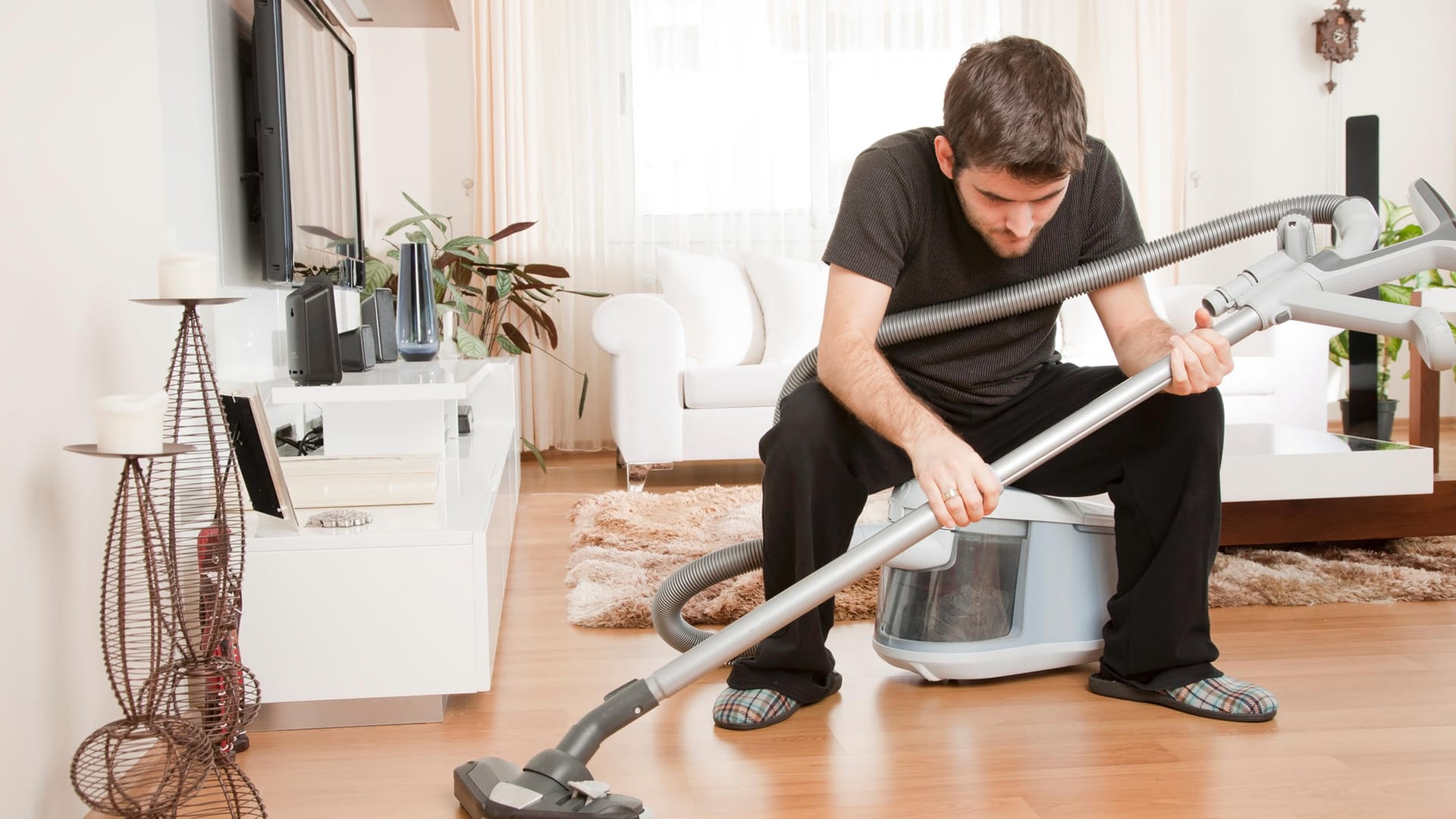 Staubsaugen: Um die Leistungsfähigkeit zu verbessern, kann es helfen, das Gerät auseinander zu bauen, um so nach den Ursachen zu suchen.