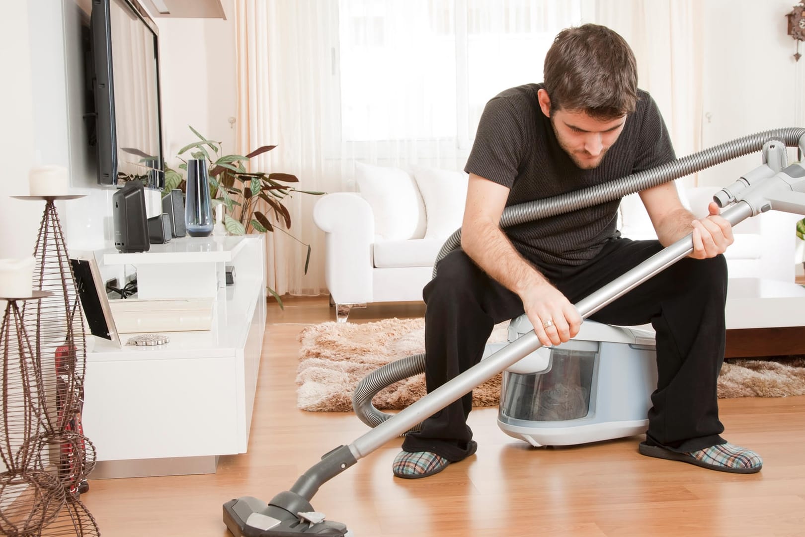 Staubsaugen: Um die Leistungsfähigkeit zu verbessern, kann es helfen, das Gerät auseinander zu bauen, um so nach den Ursachen zu suchen.