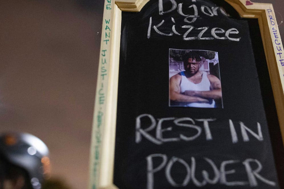 Ein Foto von Dijon Kizzee auf einer Gedenktafel: Familie und Nachbarn beklagen Vorgehen der Polizei.