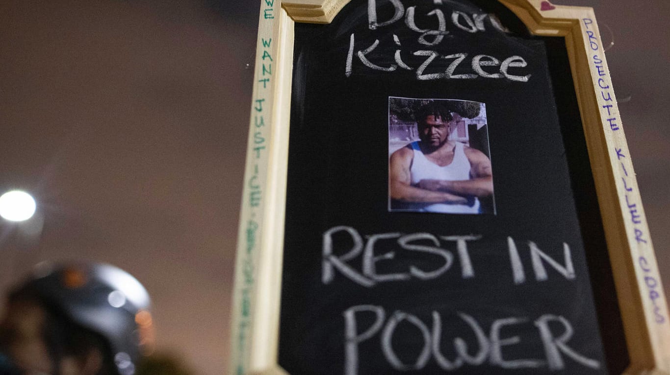 Ein Foto von Dijon Kizzee auf einer Gedenktafel: Familie und Nachbarn beklagen Vorgehen der Polizei.