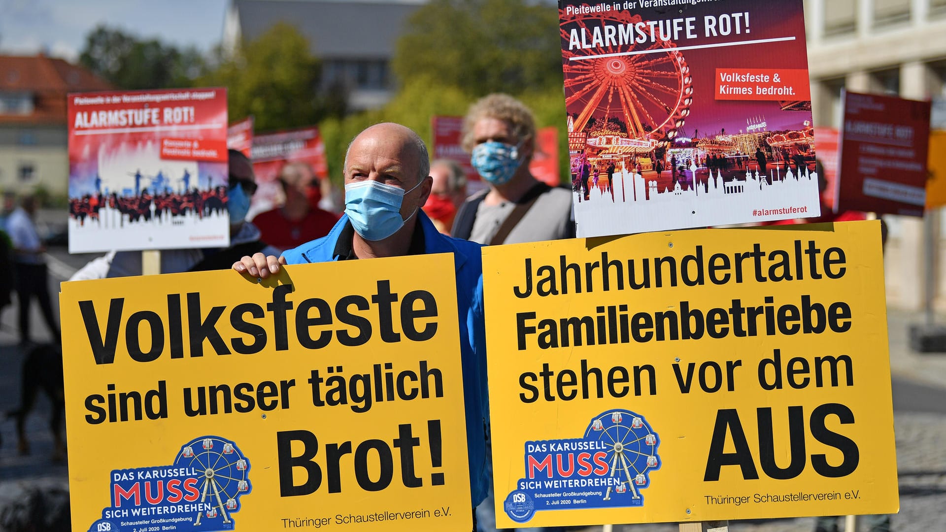 Schausteller demonstrieren vor dem Thüringer Landtag in Erfurt: Ihre Branche wurde besonders hart von der Corona-Krise getroffen. Schausteller demonstrieren vor dem Thüringer Landtag in Erfurt: Ihre Branche wurde besonders hart von der Corona-Krise getroffen.