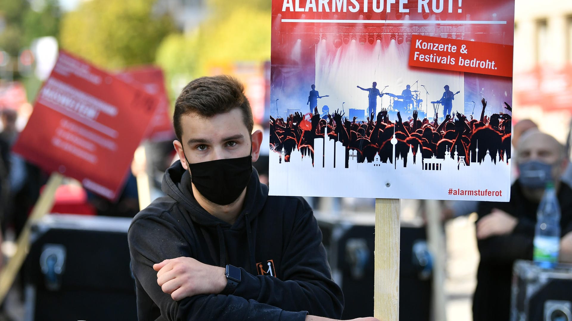 Ein Demonstrant hält ein Schild in die Höhe: Die Branche fordert einen Rettungsgipfel mit der Regierung.