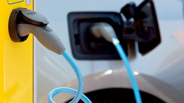 Plug-in-Hybrid: Laut Messungen der Deutschen Umwelthilfe stoßen einige Exemplare deutlich mehr CO2 aus als angegeben. (Symbolbild)