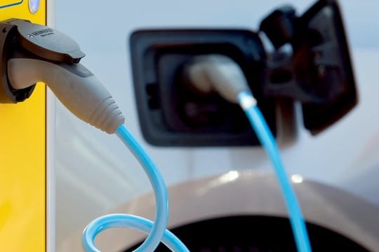 Plug-in-Hybrid: Laut Messungen der Deutschen Umwelthilfe stoßen einige Exemplare deutlich mehr CO2 aus als angegeben. (Symbolbild)