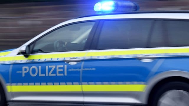 Ein Streifenwagen mit eingeschaltetem Blaulicht fährt über eine Straße (Symbolbild): Zwei Düsseldorfer Polizisten sollen von einem Maskenverweigerer verletzt worden sein. Ein Streifenwagen mit eingeschaltetem Blaulicht fährt über eine Straße (Symbolbild): Zwei Düsseldorfer Polizisten sollen von einem Maskenverweigerer verletzt worden sein.