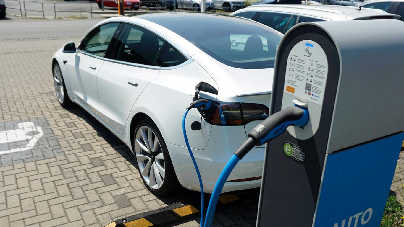 Tesla am Aufladen (Symbolbild): Die E-Autofirma will auf den deutschen Energiemarkt.