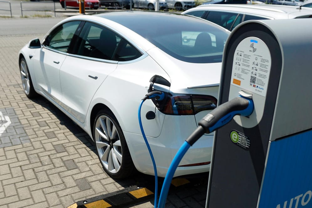 Tesla am Aufladen (Symbolbild): Die E-Autofirma will auf den deutschen Energiemarkt.