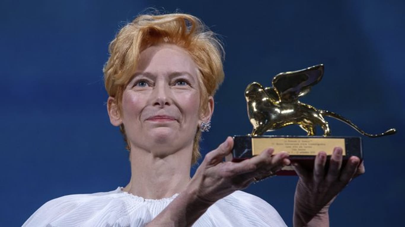 Schauspielerin Tilda Swinton mit dem Goldenen Löwen für ihr Lebenswerk.