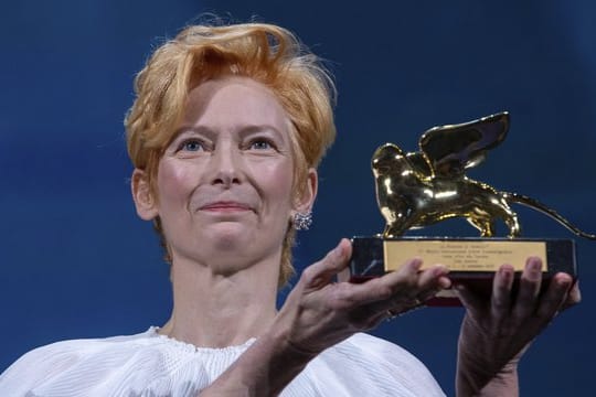 Schauspielerin Tilda Swinton mit dem Goldenen Löwen für ihr Lebenswerk.