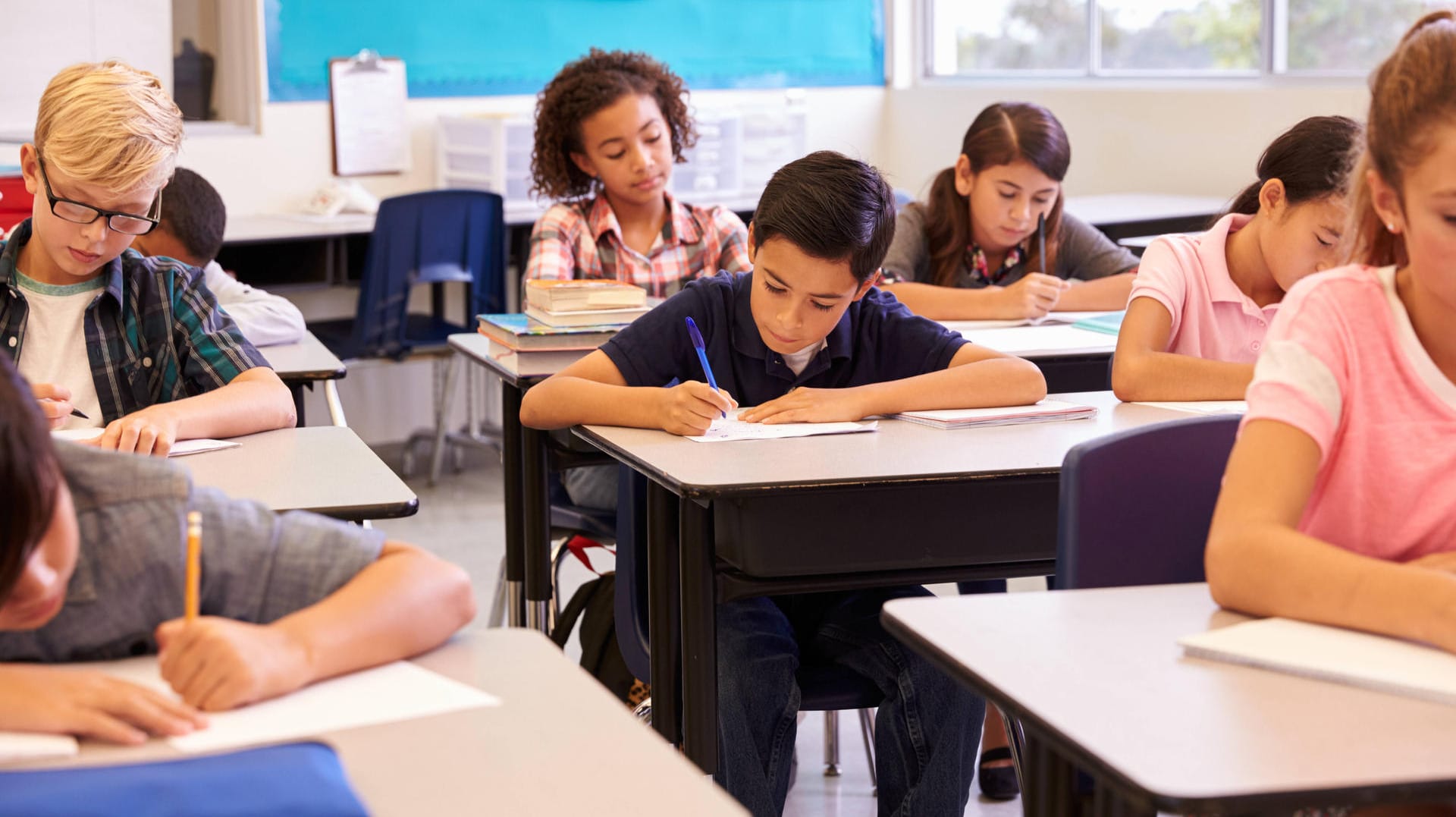 Kinder in einem Klassenzimmer: Die unterschiedlichen Maßnahmen der Länder in der Corona-Krise haben den Wunsch nach mehr Zentralisierung verstärkt. (Symbolbild)