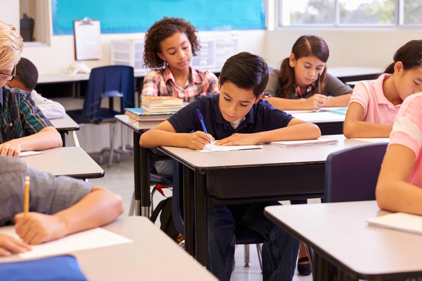 Kinder in einem Klassenzimmer: Die unterschiedlichen Maßnahmen der Länder in der Corona-Krise haben den Wunsch nach mehr Zentralisierung verstärkt. (Symbolbild)