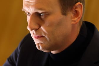 Alexej Nawalny: Der russische Regierungskritiker ist nach Erkenntnissen der Berliner Charité mit einem Nervenkampfstoff vergiftet worden.