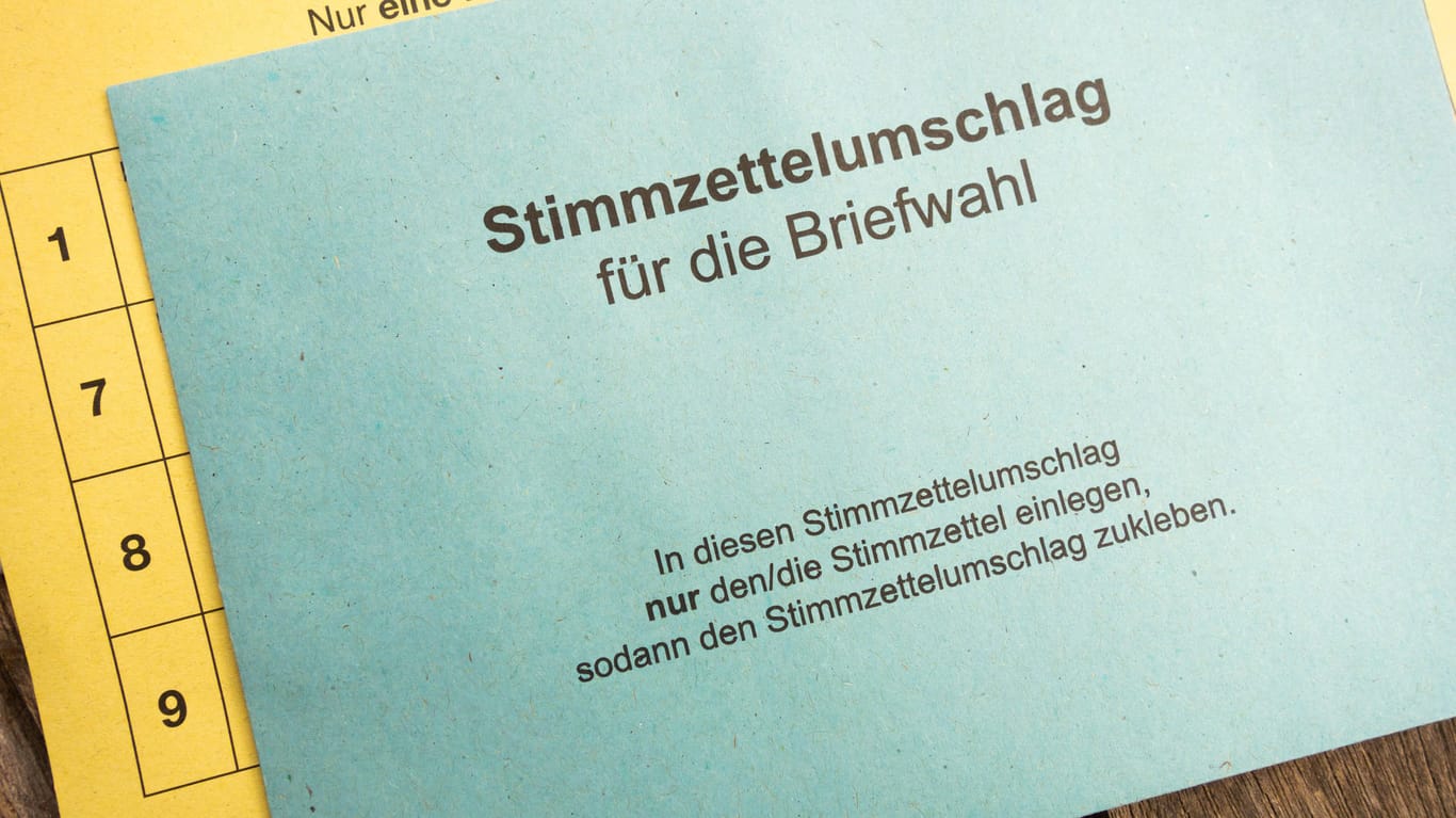 Stimmzettel für die Briefwahl: In Bonn haben 61.000 Bürger und Bürgerinnen eine Briefwahl beantragt.