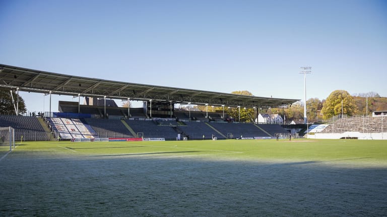 Der Rasen im Stadion am Zoo in Wuppertal ist mit Morgentau überzogen: Zum Start der Fußball-Regionalliga dürfen wegen Corona dort wohl nur 300 Zuschauer dabei sein.
