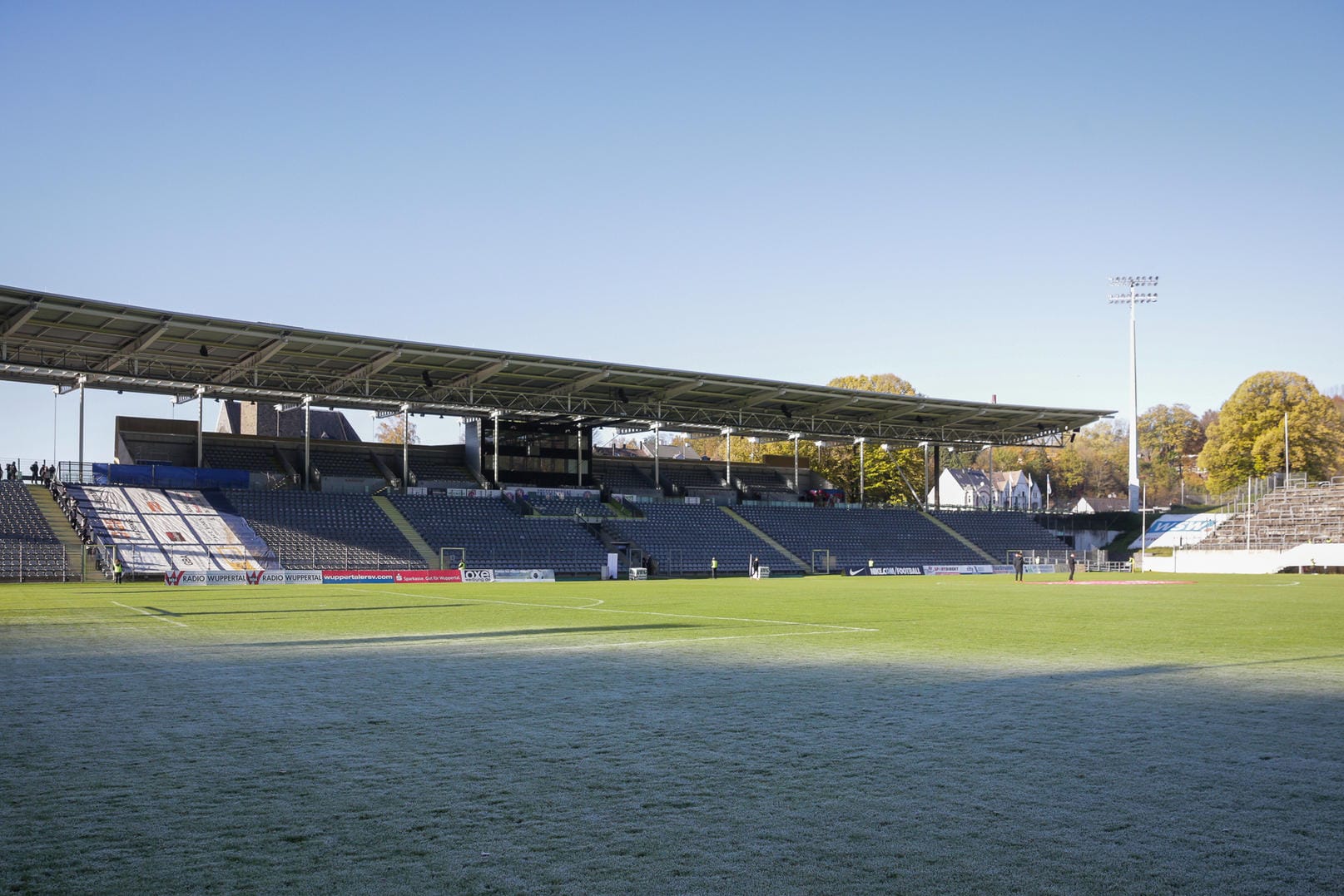 Der Rasen im Stadion am Zoo in Wuppertal ist mit Morgentau überzogen: Zum Start der Fußball-Regionalliga dürfen wegen Corona dort wohl nur 300 Zuschauer dabei sein.