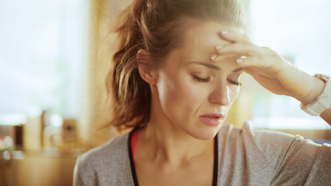 Migräne: Wenn zu Kopfschmerzen noch Symptome wie Übelkeit oder Lichtempfindlichkeit hinzukommen, deutet das auf eine Migräneattacke hin.
