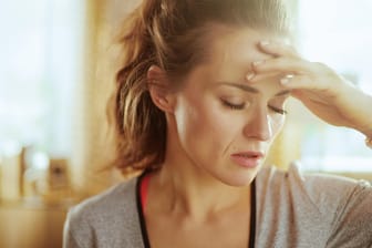 Migräne: Wenn zu Kopfschmerzen noch Symptome wie Übelkeit oder Lichtempfindlichkeit hinzukommen, deutet das auf eine Migräneattacke hin.