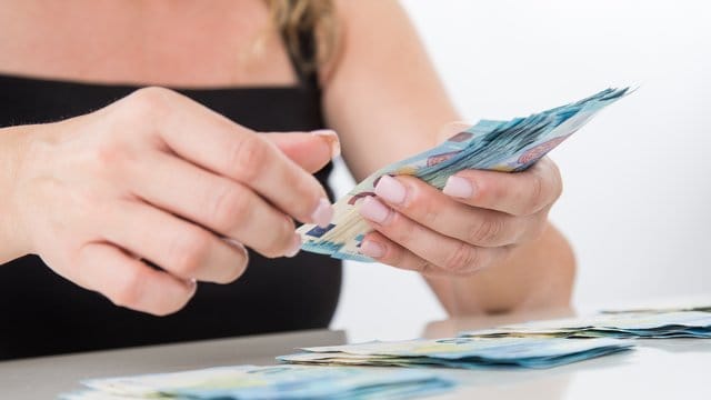 Von Ratenkrediten erhoffen sich viele Verbraucher schnelles und unkompliziertes Geld - die Konditionen sollte man sich aber ganz genau anschauen. Von Ratenkrediten erhoffen sich viele Verbraucher schnelles und unkompliziertes Geld - die Konditionen sollte man sich aber ganz genau anschauen.